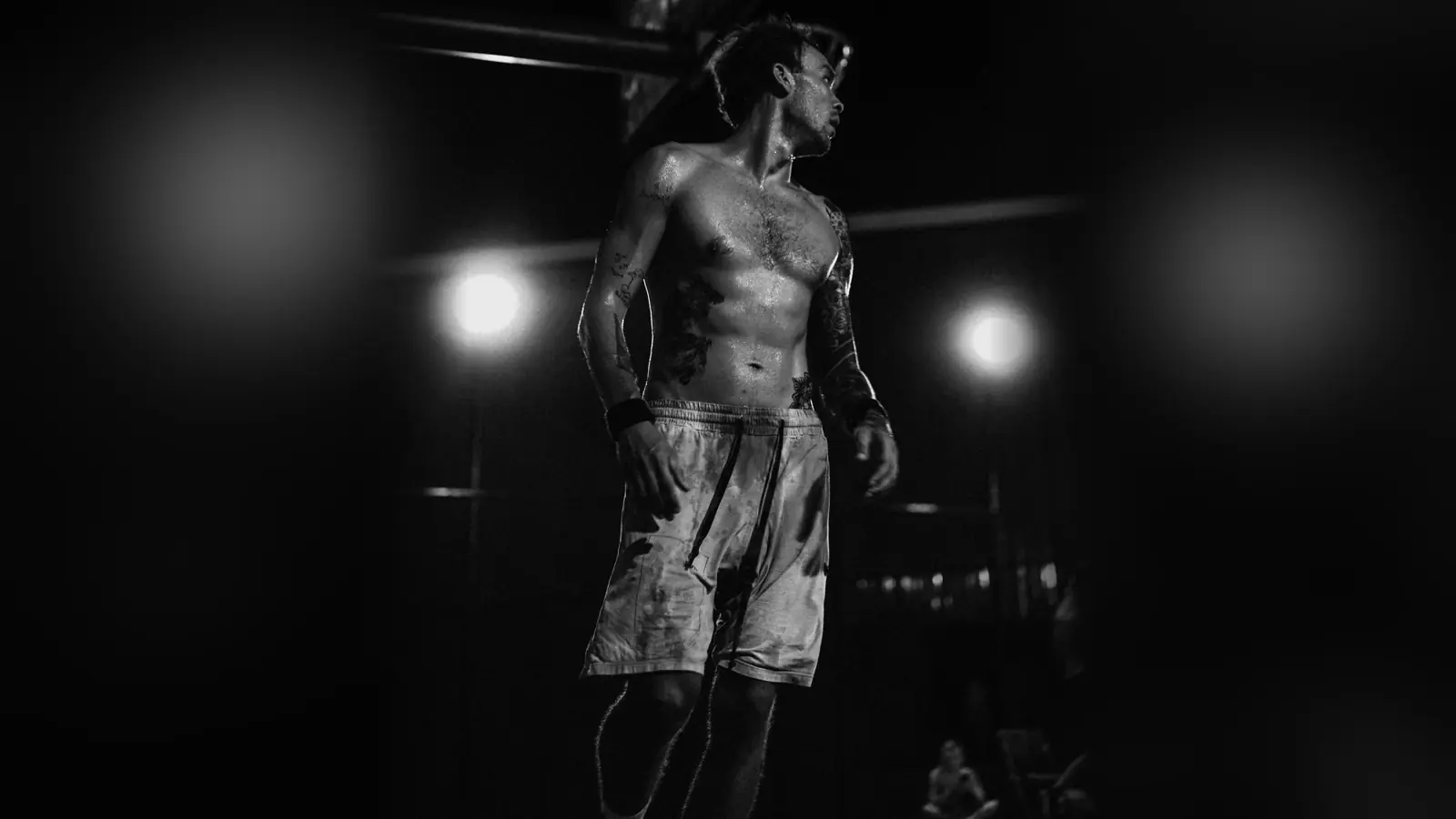 Boxeador entrenando bajo las luces del gimnasio