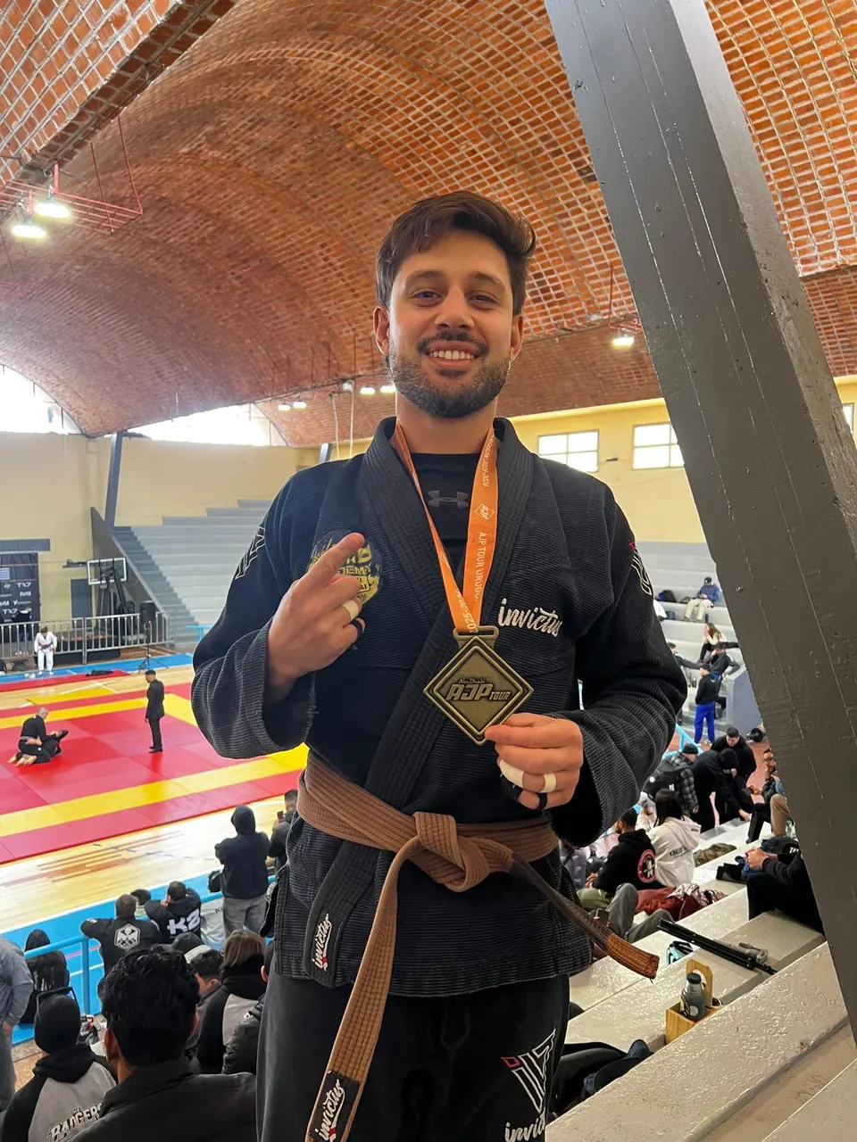 Martín Veglio, cinturón marrón de BJJ, con su medalla del AJP Tour Uruguay